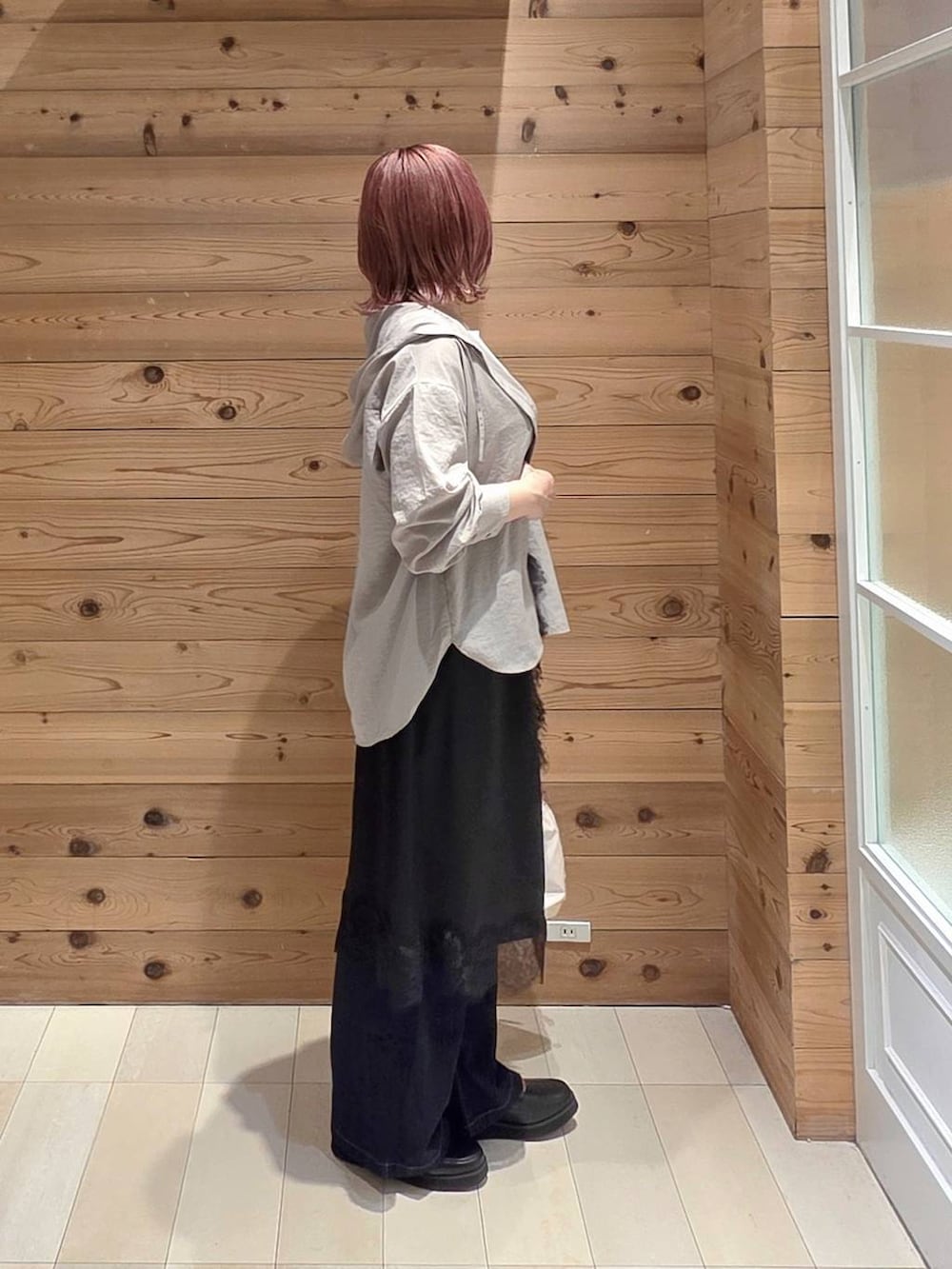 ブラック系のローファー、ブルー系のデニムパンツ、ホワイト系のTシャツ/カットソーを着用したレディースの夏コーディネートの2枚目の写真