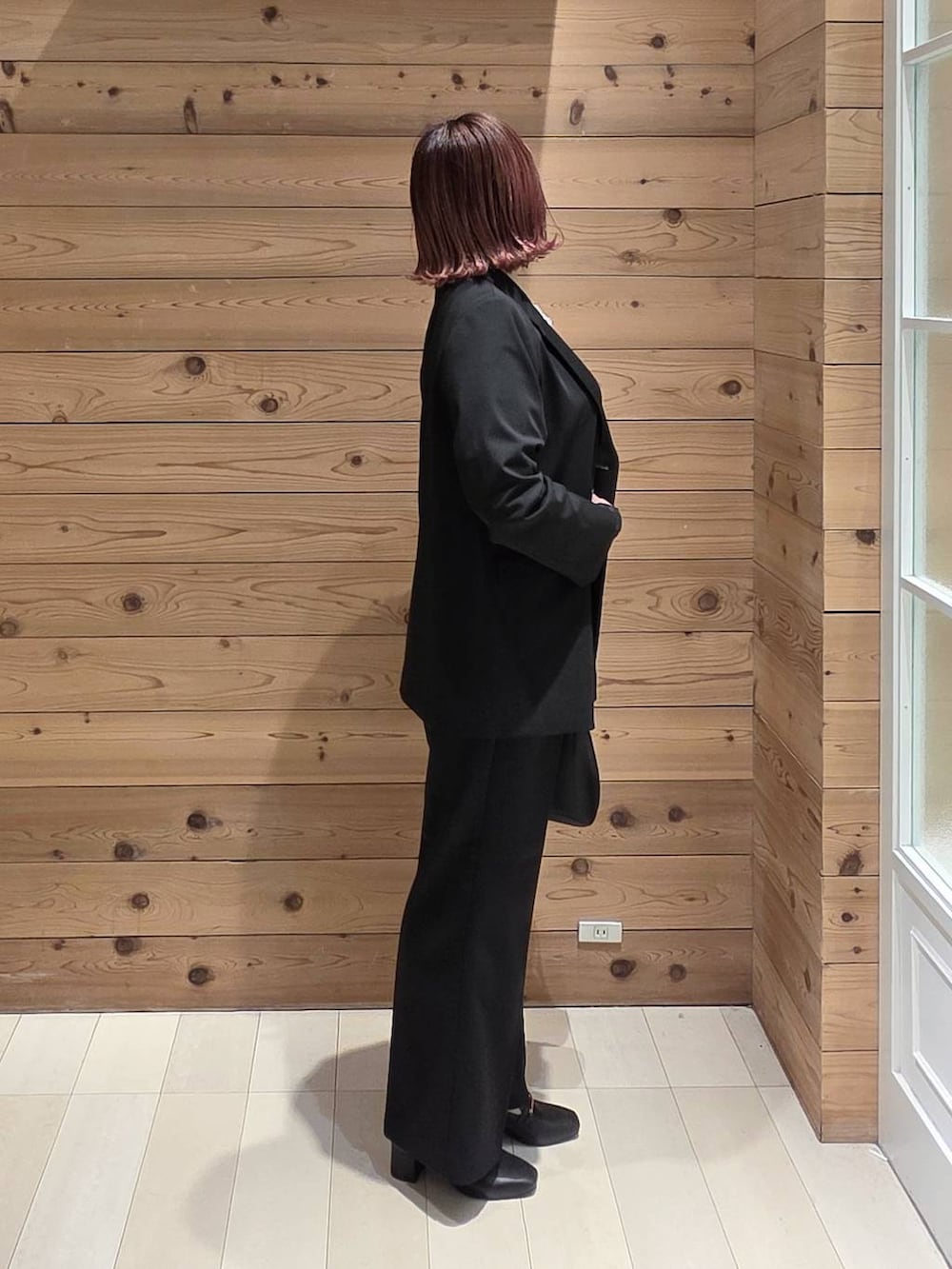 ブラック系のローファー、ブラック系のショルダーバッグ、ブラック系のTシャツ/カットソーを着用したレディースの冬コーディネートの2枚目の写真