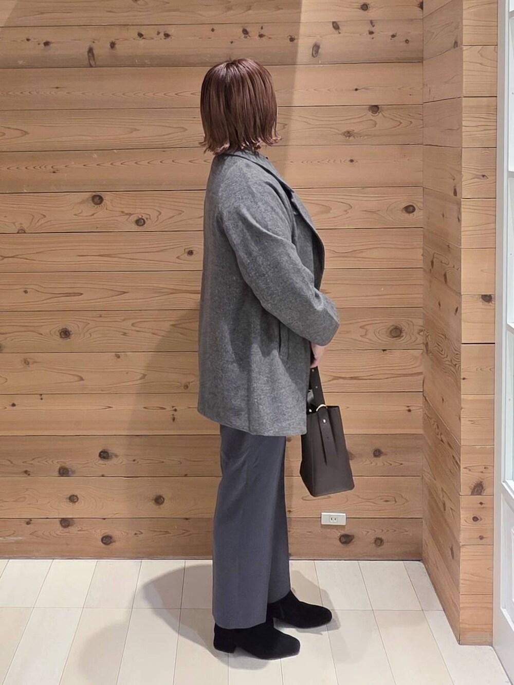 ブラウン系のショルダーバッグ、グレー系のその他パンツ、グレー系のチェスターコートを着用したレディースの秋コーディネートの2枚目の写真