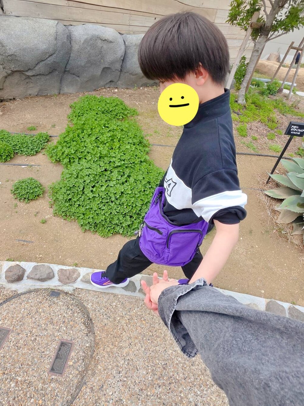 ブラック系のTシャツ/カットソー、ブラック系のカーゴパンツ、ブラック系のタンクトップを着用したレディースの春コーディネートの3枚目の写真