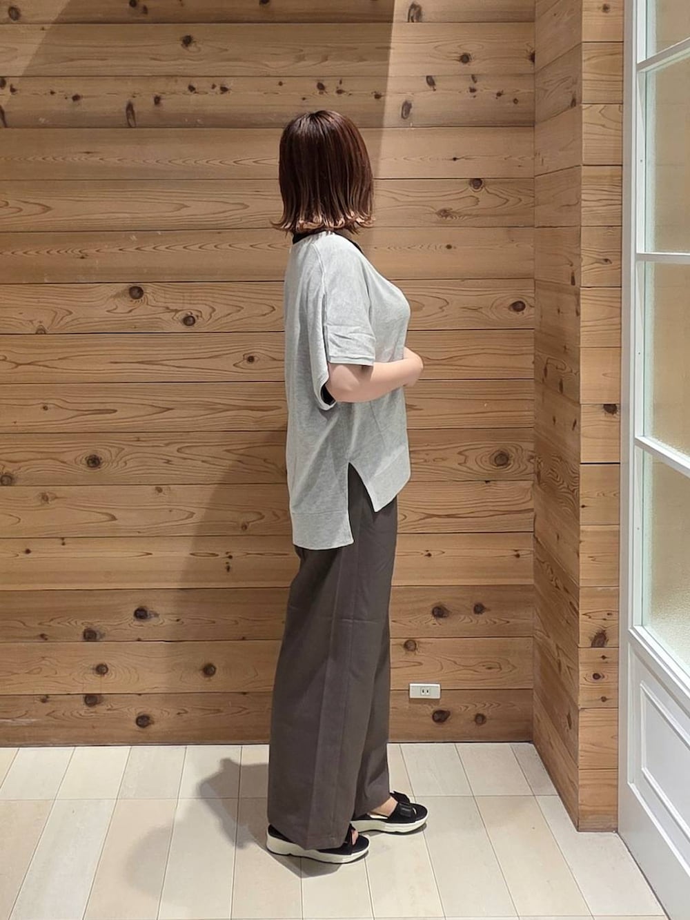 グレー系のカーディガン/ボレロ、ブラウン系のその他パンツ、ブラック系のタンクトップを着用したレディースの夏コーディネートの2枚目の写真