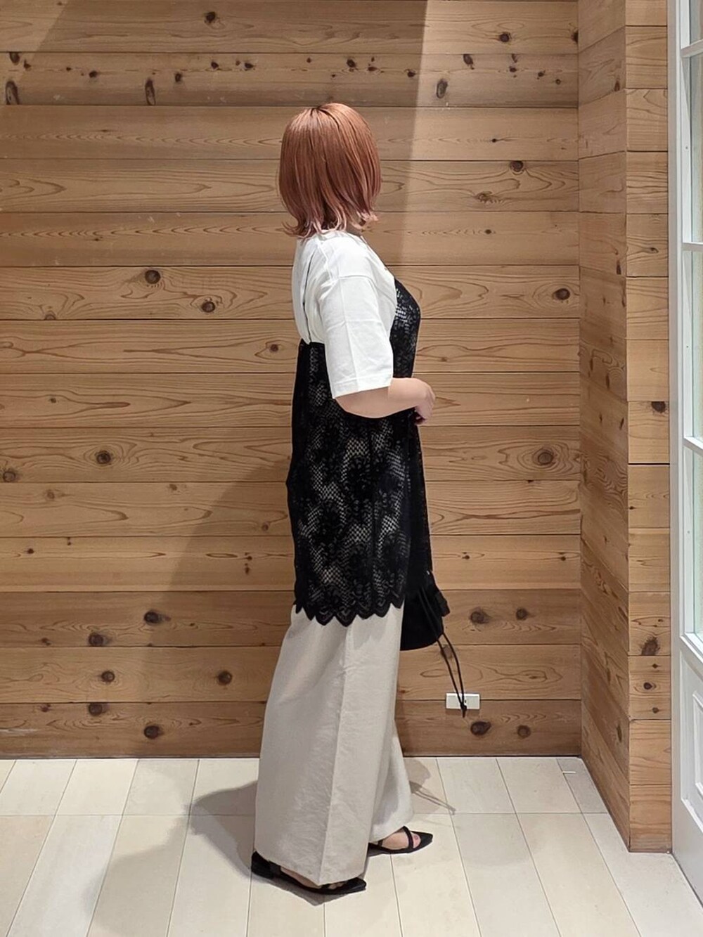 ブラック系のハンドバッグ、ブラック系のキャミソール、ベージュ系のその他パンツを着用したレディースの夏コーディネートの3枚目の写真