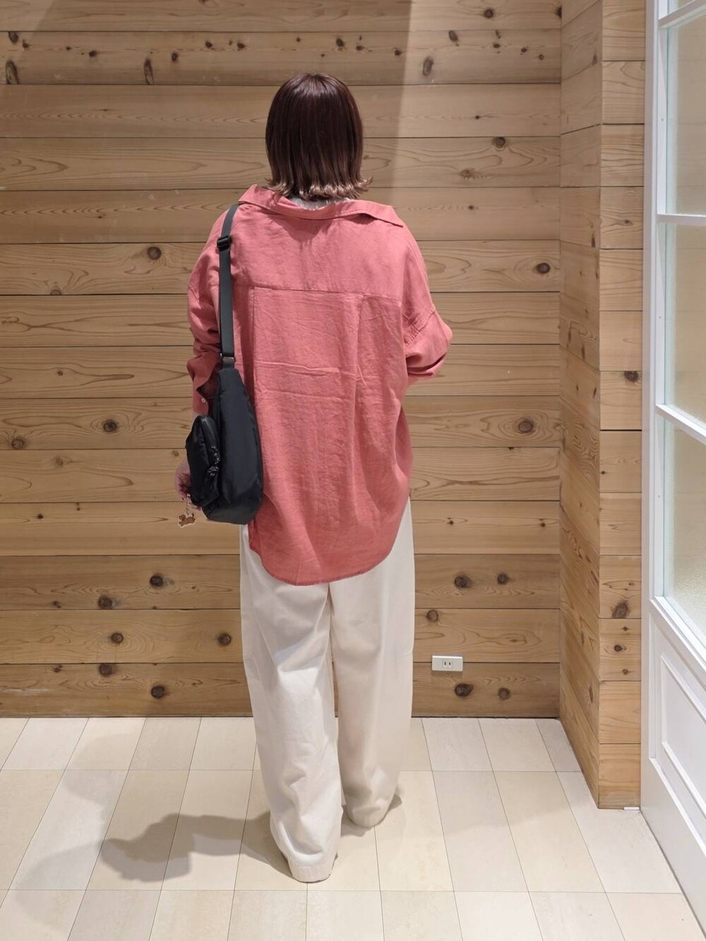 ブラック系のスニーカー、ピンク系のシャツ/ブラウス、ベージュ系のその他パンツを着用したレディースの春コーディネートの3枚目の写真