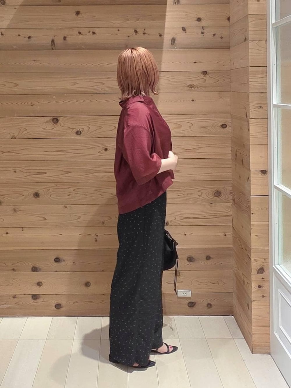 ブラック系のハンドバッグ、その他のその他パンツ、レッド系のシャツ/ブラウスを着用したレディースの夏コーディネートの2枚目の写真