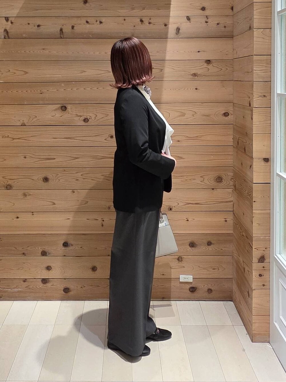 ブラック系のローファー、ホワイト系のショルダーバッグ、ホワイト系のシャツ/ブラウスを着用したレディースの冬コーディネートの2枚目の写真