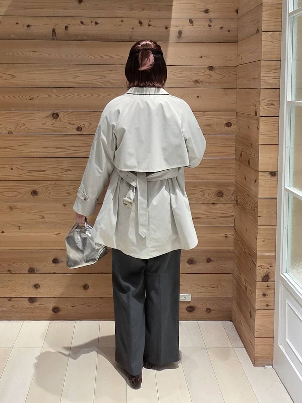 シルバー系のショルダーバッグ、その他のバレエシューズ、グレー系のその他パンツを着用したレディースの春コーディネートの3枚目の写真