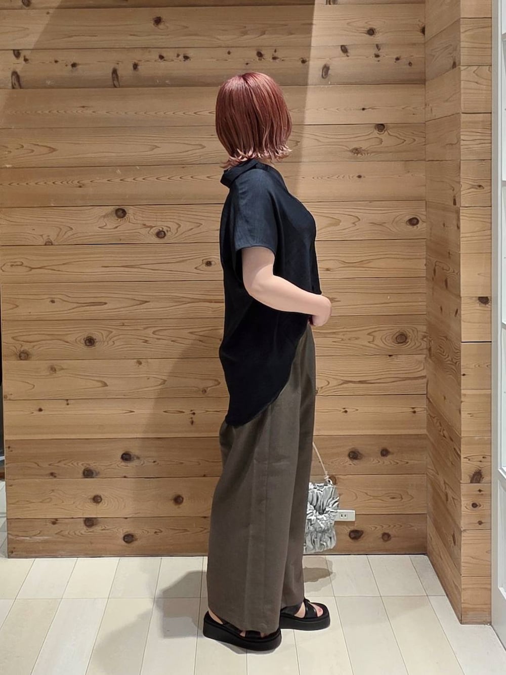 ブラウン系のその他パンツ、ホワイト系のタンクトップ、ブラック系のサンダルを着用したレディースの夏コーディネートの2枚目の写真