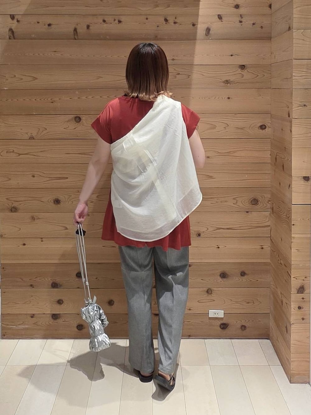 グレー系のその他パンツ、ホワイト系のシャツ/ブラウス、レッド系のTシャツ/カットソーを着用したレディースの夏コーディネートの3枚目の写真