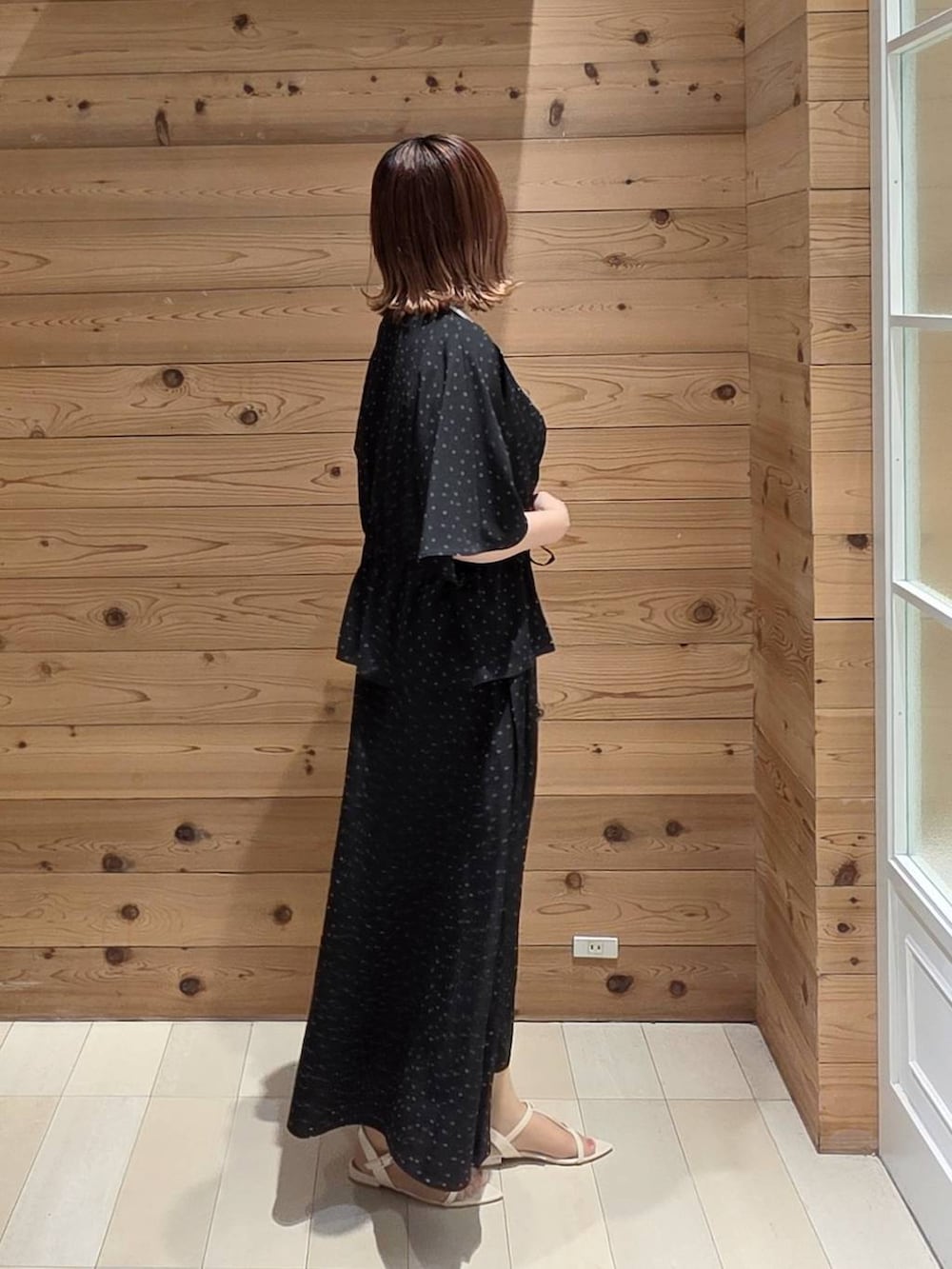 その他のスカート、その他のシャツ/ブラウス、ブラック系のクラッチバッグを着用したレディースの夏コーディネートの2枚目の写真