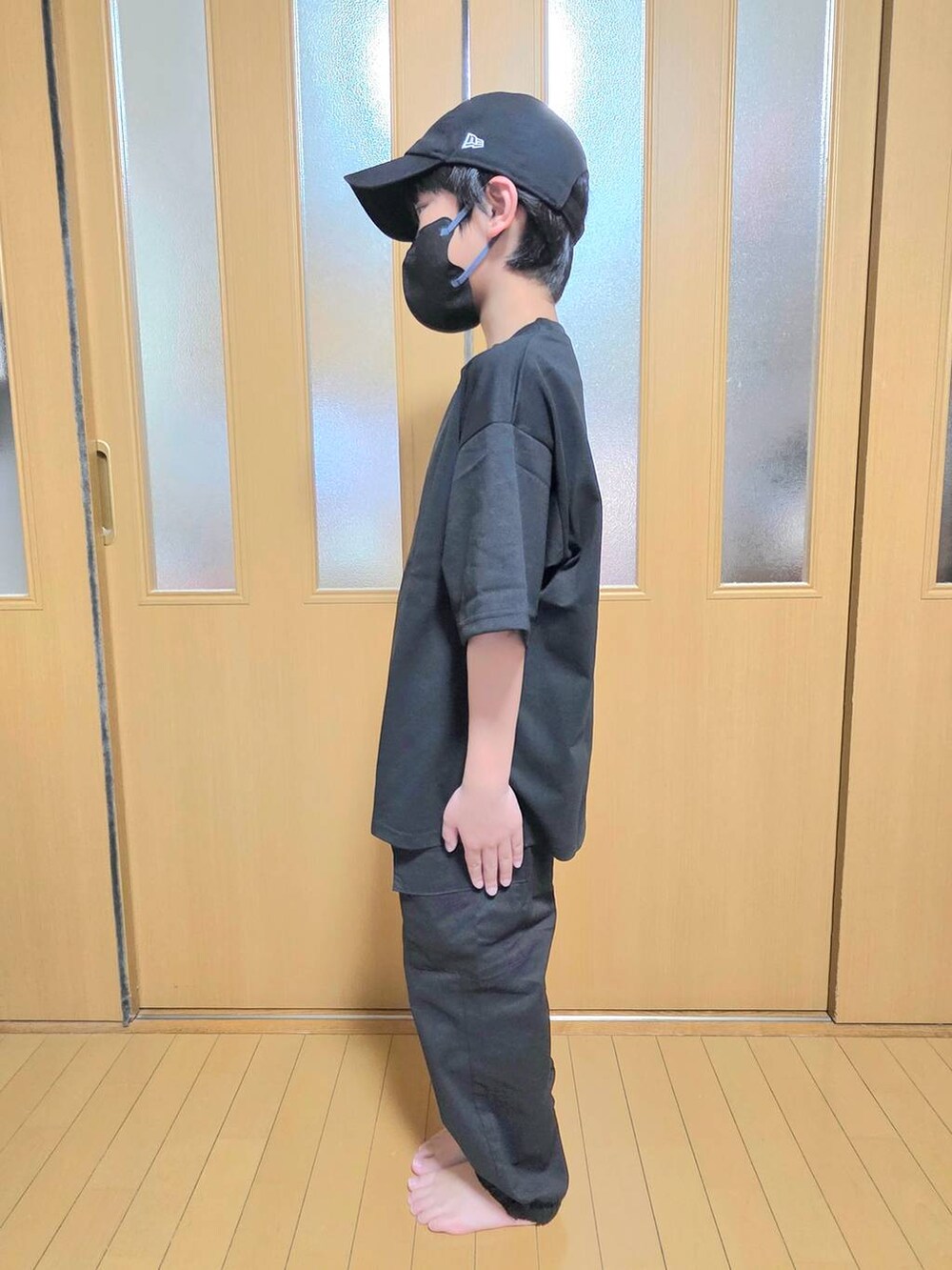 ブルー系のデニムパンツ、ブラック系のカーゴパンツ、ブラック系のキャップを着用したキッズの秋コーディネートの4枚目の写真