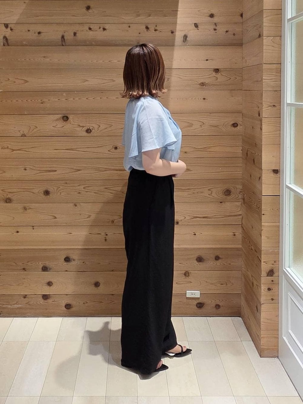 ブルー系のシャツ/ブラウス、ブラック系のその他パンツ、ホワイト系のタンクトップを着用したレディースの夏コーディネートの2枚目の写真