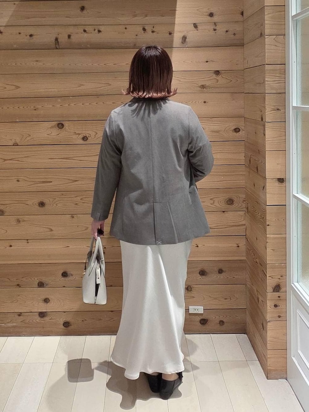 ブラック系のローファー、ホワイト系のショルダーバッグ、ブラック系のTシャツ/カットソーを着用したレディースの冬コーディネートの3枚目の写真