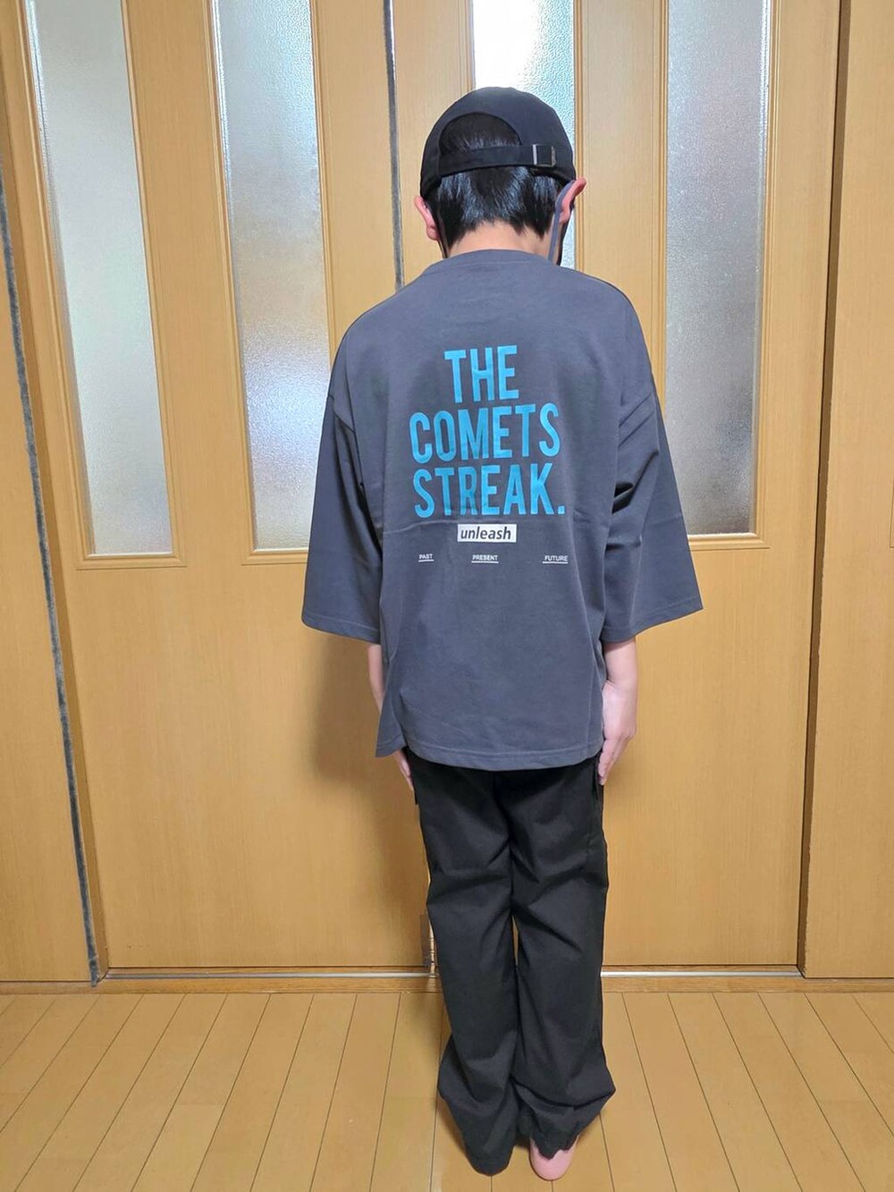 ブルー系のデニムパンツ、ブラック系のカーゴパンツ、レッド系のTシャツ/カットソーを着用したキッズの秋コーディネートの4枚目の写真