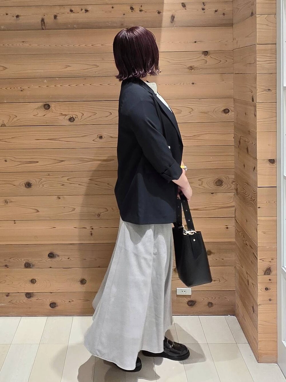 ブラック系のローファー、ブラック系のショルダーバッグ、ホワイト系のシャツ/ブラウスを着用したレディースの秋コーディネートの2枚目の写真