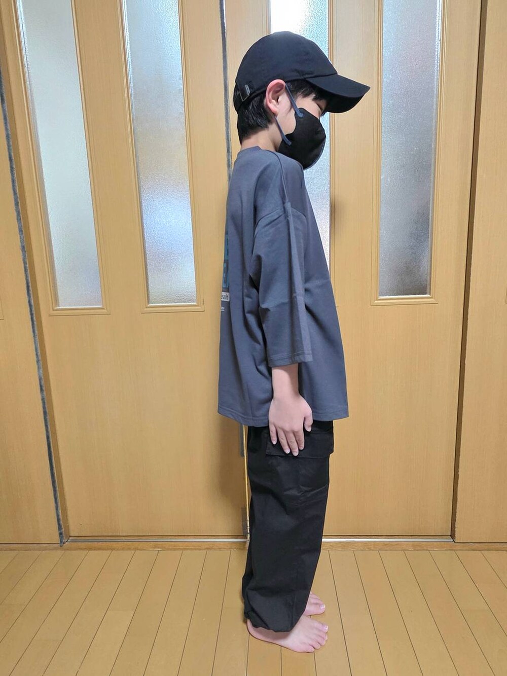 ブルー系のデニムパンツ、ブラック系のカーゴパンツ、レッド系のTシャツ/カットソーを着用したキッズの秋コーディネートの3枚目の写真