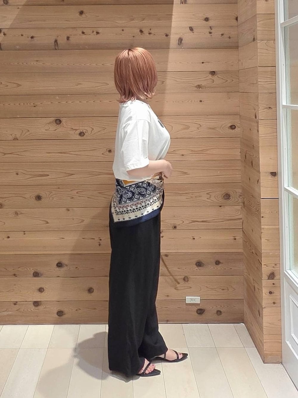 ベージュ系のハンドバッグ、ブラック系のその他パンツ、ブラック系のサンダルを着用したレディースの夏コーディネートの2枚目の写真