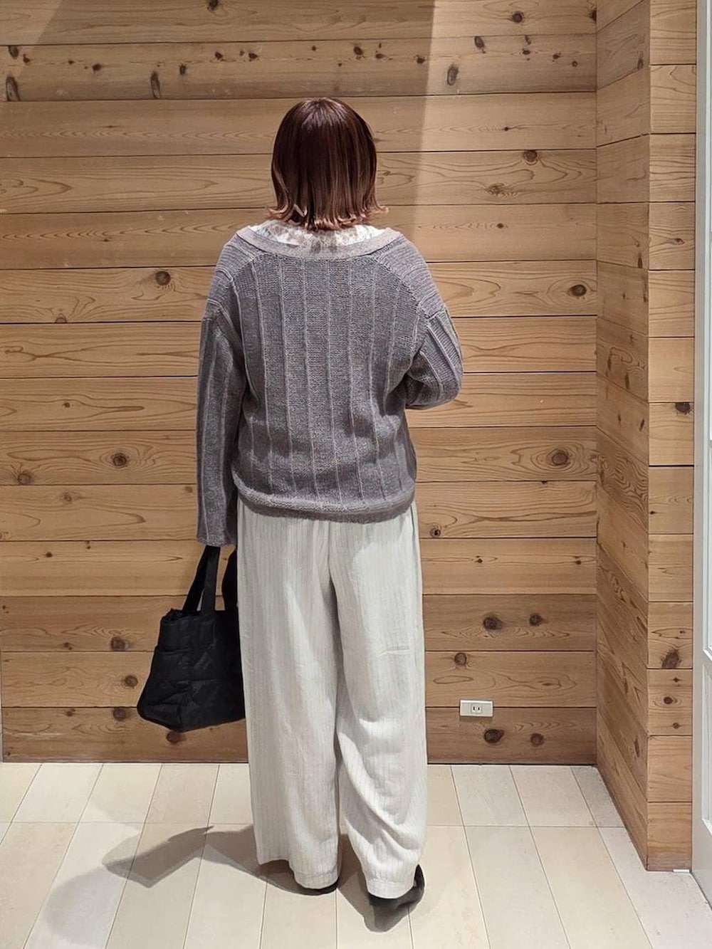 ブラック系のバレエシューズ、ブラック系のトートバッグ、ベージュ系のその他パンツを着用したレディースの春コーディネートの3枚目の写真