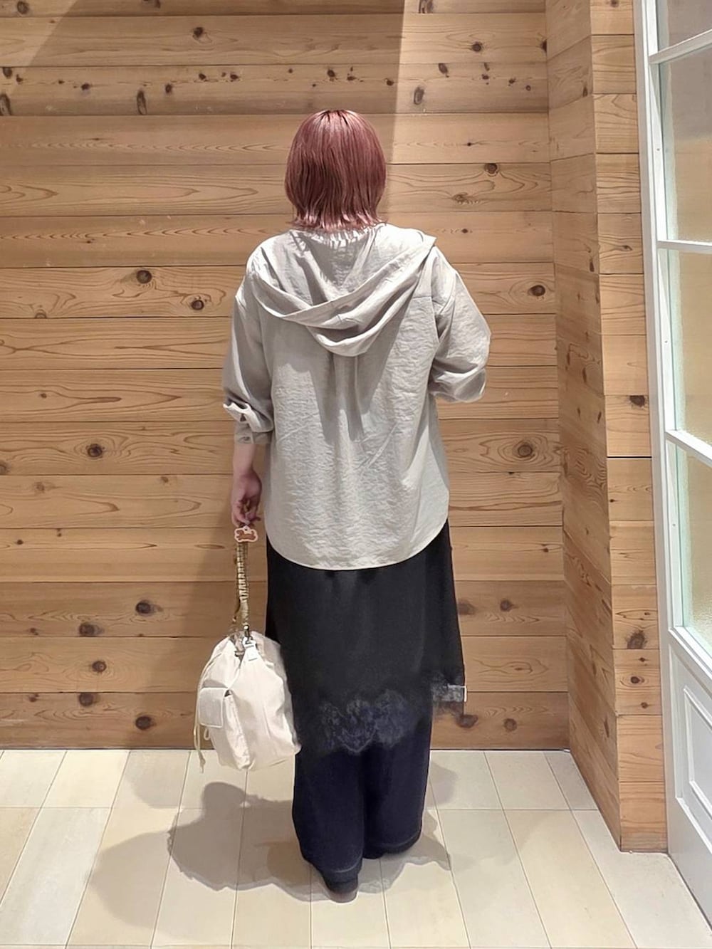 ブラック系のローファー、ブルー系のデニムパンツ、ホワイト系のTシャツ/カットソーを着用したレディースの夏コーディネートの3枚目の写真