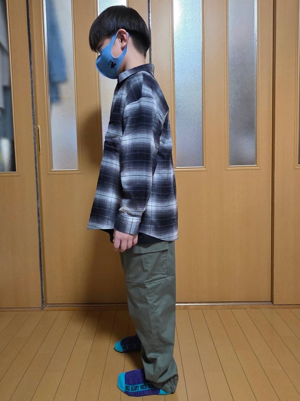 ブラック系のシャツ/ブラウス、グリーン系のカーゴパンツ、ブラック系のTシャツ/カットソーを着用したキッズの秋コーディネートの2枚目の写真