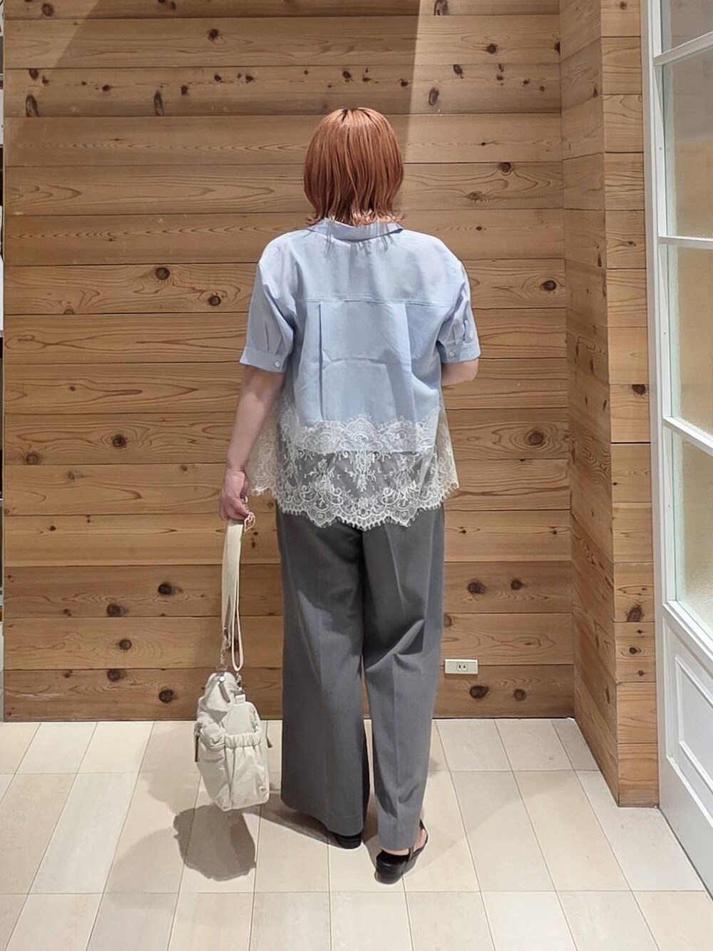 ホワイト系のショルダーバッグ、グレー系のその他パンツ、ブラック系のタンクトップを着用したレディースの夏コーディネートの3枚目の写真