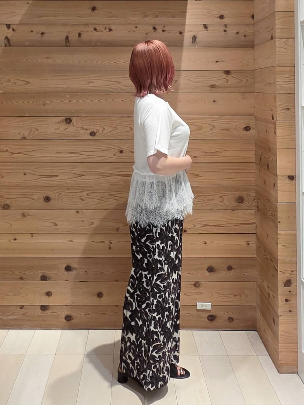 ベージュ系のその他パンツ、ブラック系のボディバッグ/ウエストポーチ、ブラック系のサンダルを着用したレディースの夏コーディネートの2枚目の写真
