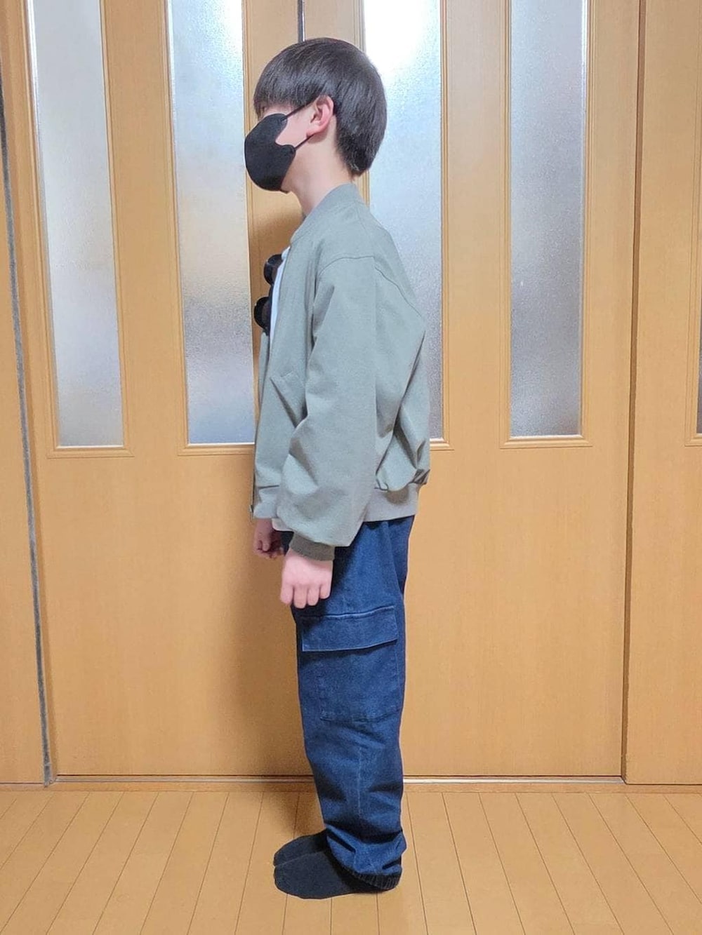 ブルー系のカーゴパンツ、グリーン系のMA-1、ブルー系のTシャツ/カットソーを着用したキッズの春コーディネートの2枚目の写真