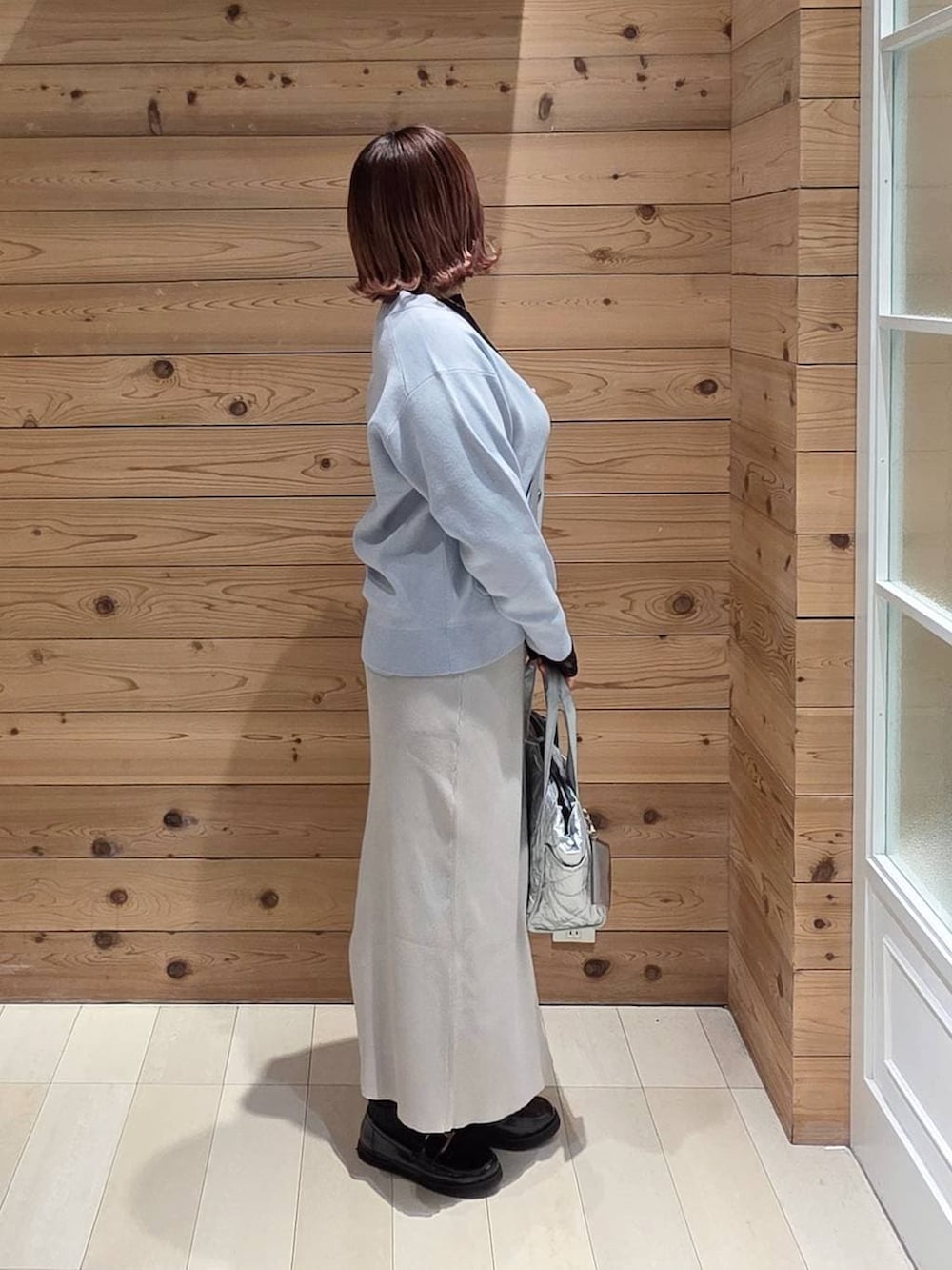 ブラック系のローファー、シルバー系のトートバッグ、ブラック系のTシャツ/カットソーを着用したレディースの冬コーディネートの2枚目の写真