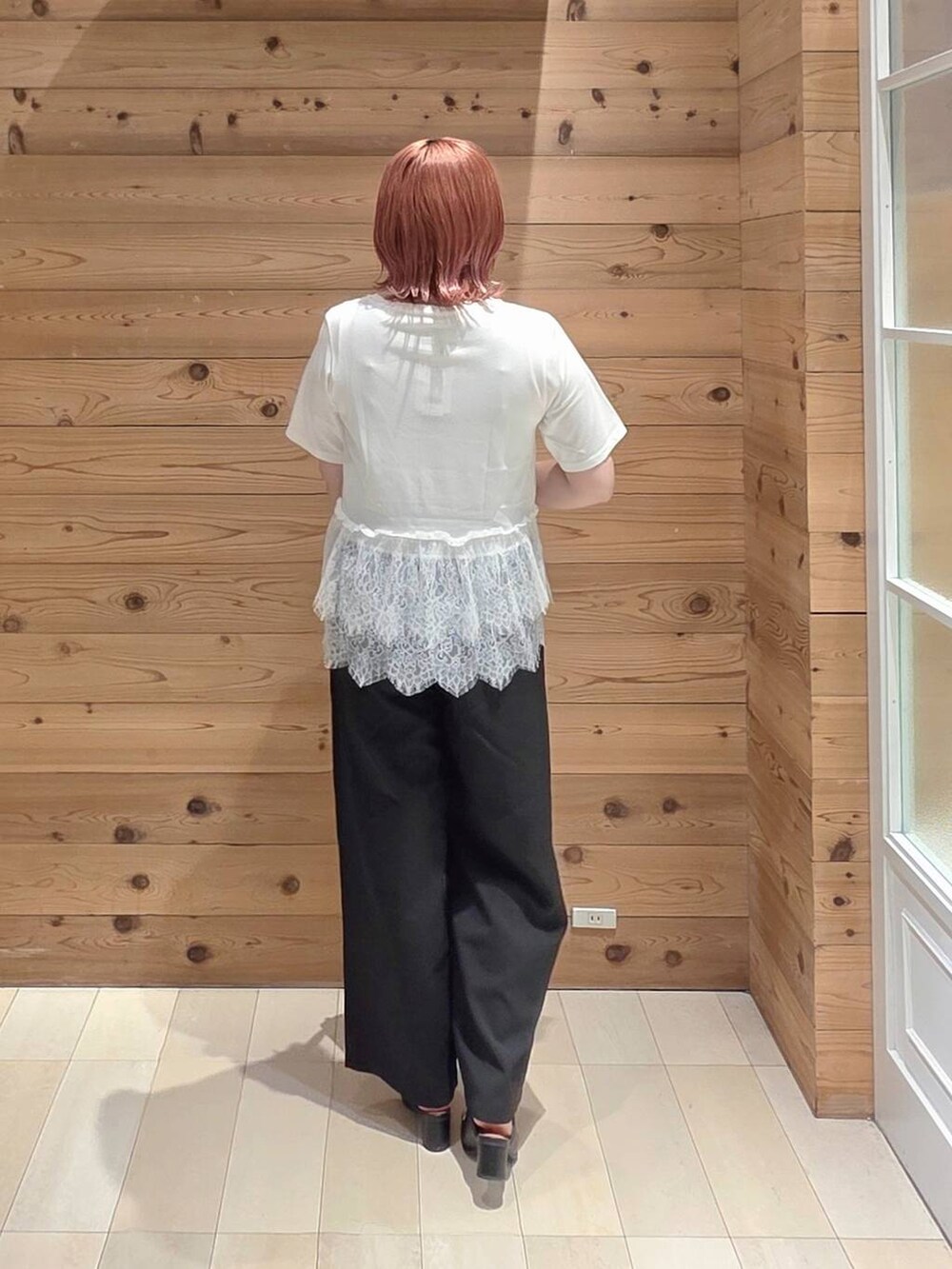 シルバー系のショルダーバッグ、ブラック系のその他パンツ、ブラック系のサンダルを着用したレディースの夏コーディネートの3枚目の写真