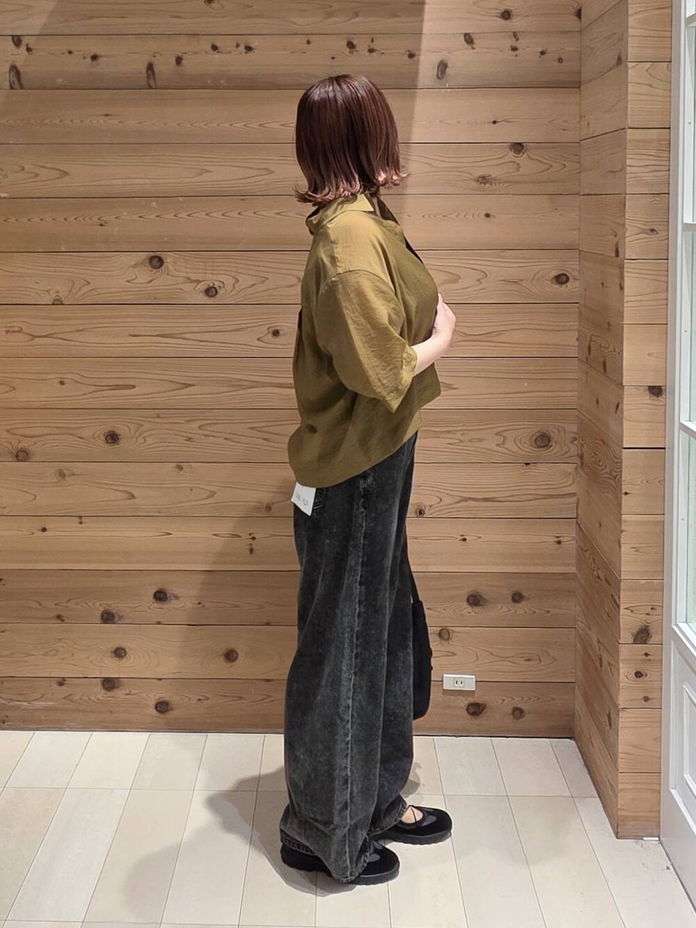 ブラック系のデニムパンツ、グリーン系のシャツ/ブラウス、ブラック系のタンクトップを着用したレディースの夏コーディネートの2枚目の写真