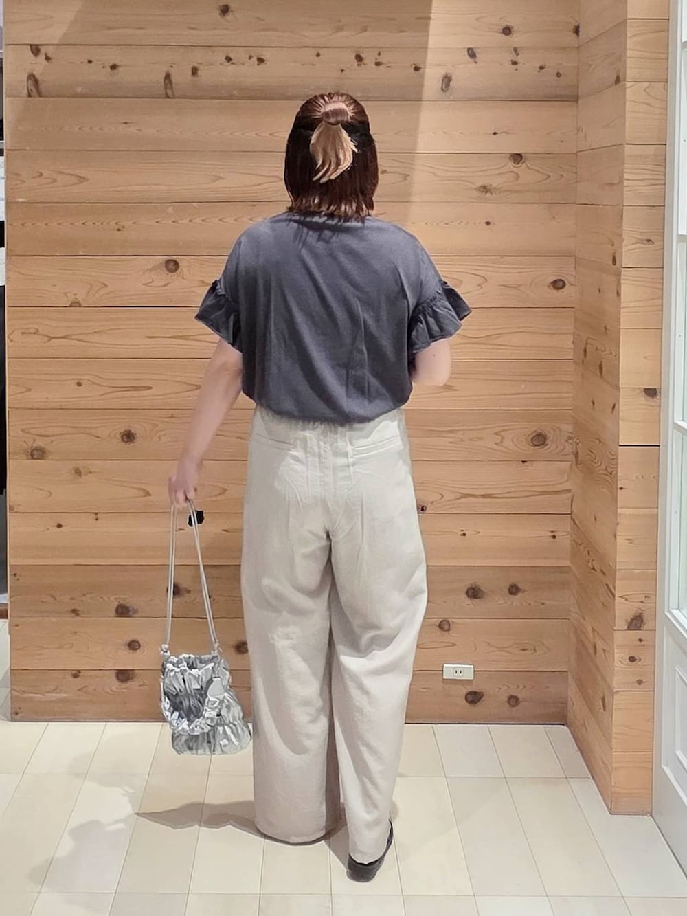 ベージュ系のその他パンツ、ブラック系のTシャツ/カットソー、ブラック系のサンダルを着用したレディースの夏コーディネートの3枚目の写真