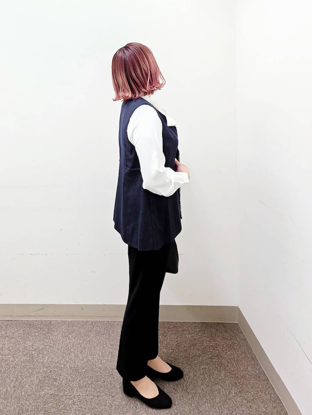 ブラック系のショルダーバッグ、ブラック系のパンプス、ホワイト系のシャツ/ブラウスを着用したレディースの冬コーディネートの2枚目の写真