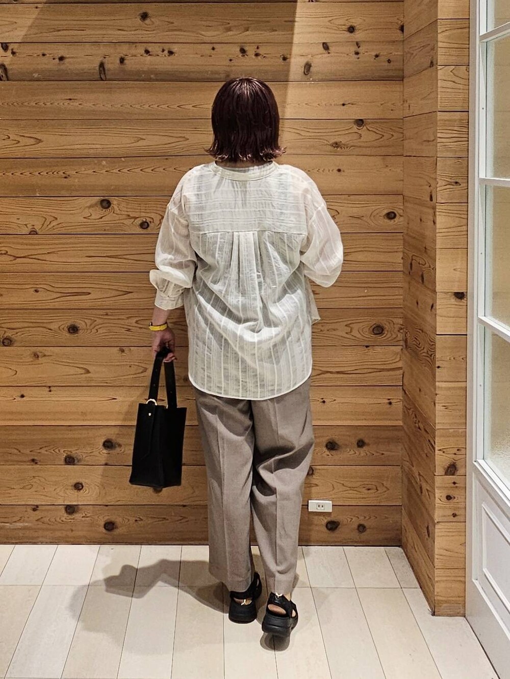 ブラック系のショルダーバッグ、グレー系のタンクトップ、ホワイト系のシャツ/ブラウスを着用したレディースの夏コーディネートの3枚目の写真