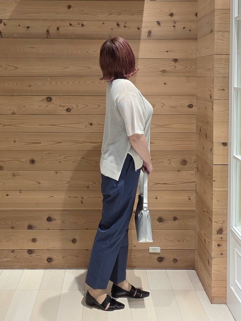 シルバー系のショルダーバッグ、ブルー系のその他パンツ、ブラック系のタンクトップを着用したレディースの夏コーディネートの2枚目の写真