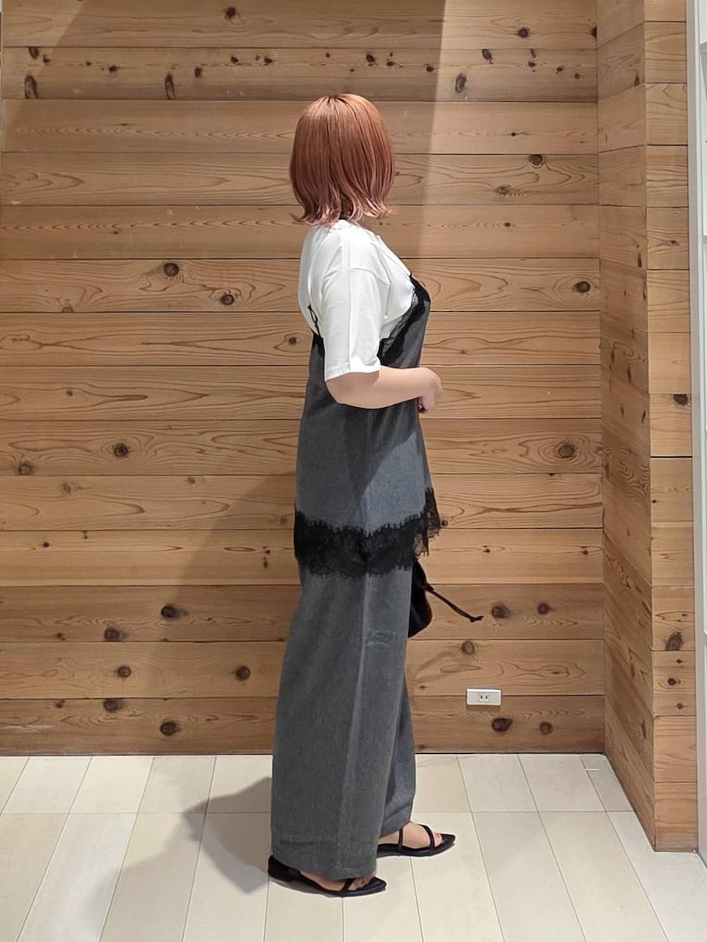 ブラック系のハンドバッグ、ホワイト系のTシャツ/カットソー、グレー系のキャミソールを着用したレディースの夏コーディネートの2枚目の写真