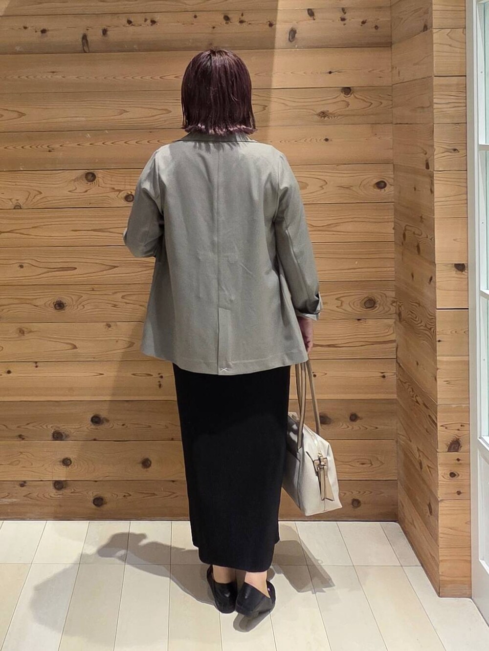 ブラック系のローファー、ホワイト系のボストンバッグ、ホワイト系のタンクトップを着用したレディースの秋コーディネートの3枚目の写真