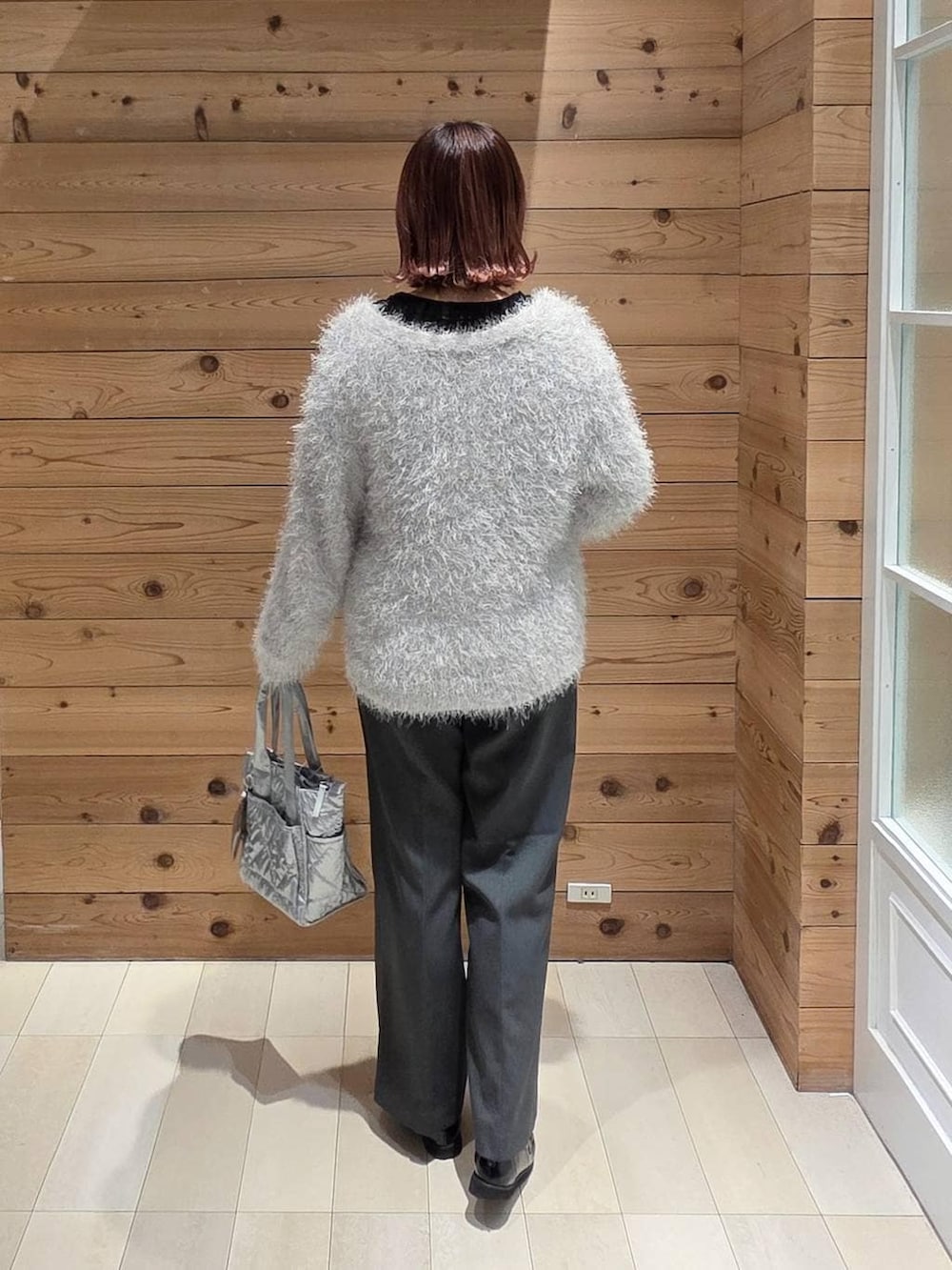 ブラック系のローファー、シルバー系のトートバッグ、ブラック系のTシャツ/カットソーを着用したレディースの冬コーディネートの3枚目の写真