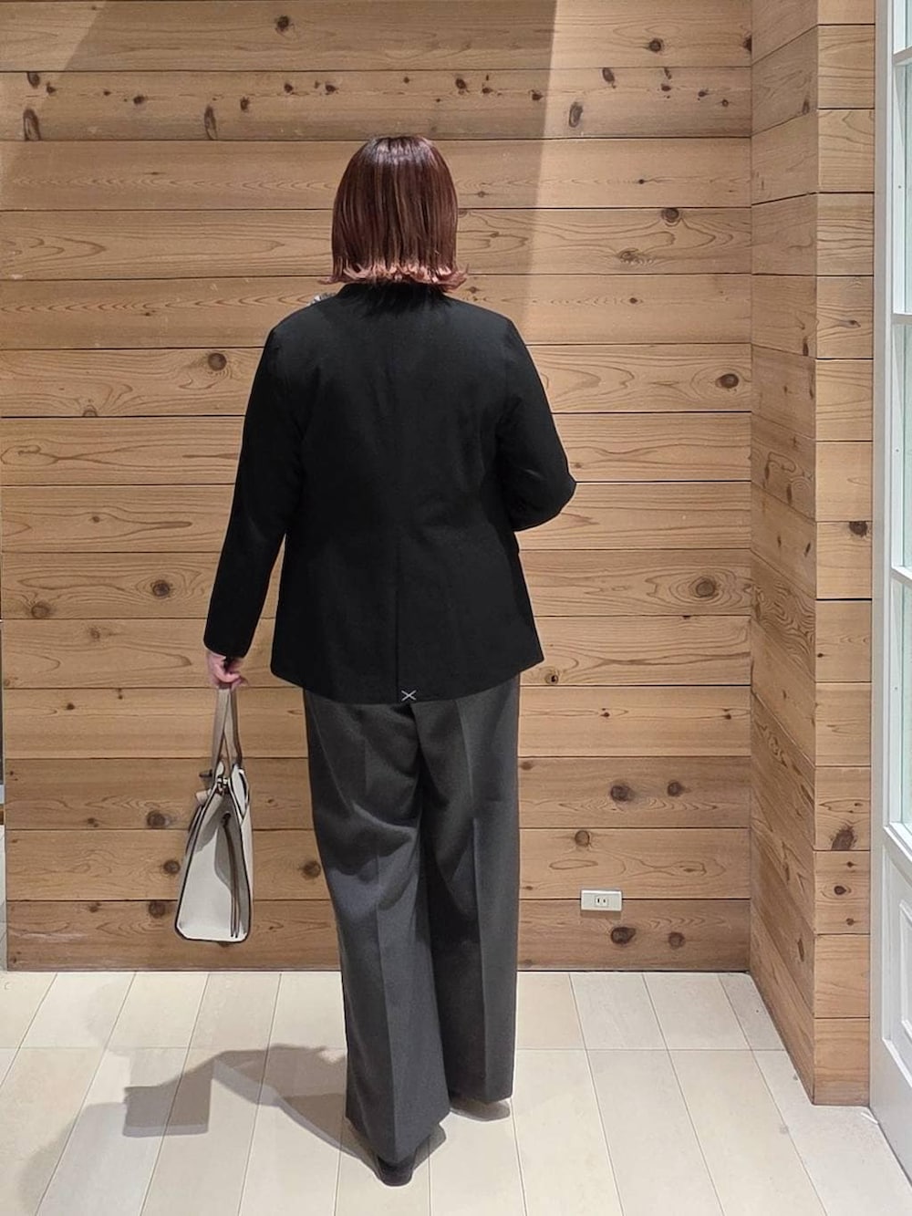 ブラック系のローファー、ホワイト系のショルダーバッグ、ホワイト系のシャツ/ブラウスを着用したレディースの冬コーディネートの3枚目の写真