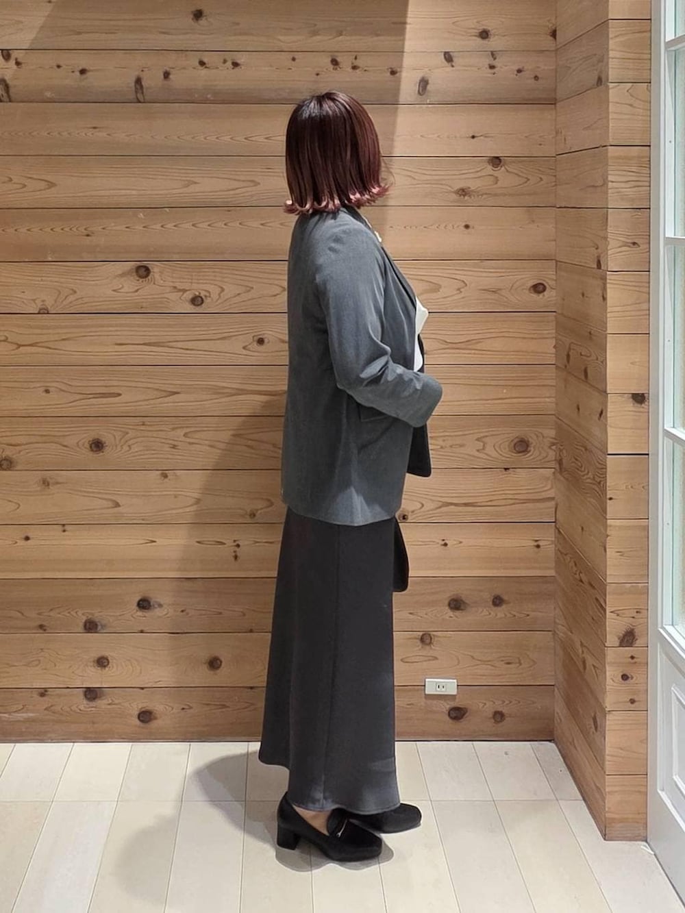 ブラック系のローファー、ブラック系のショルダーバッグ、ホワイト系のシャツ/ブラウスを着用したレディースの冬コーディネートの2枚目の写真