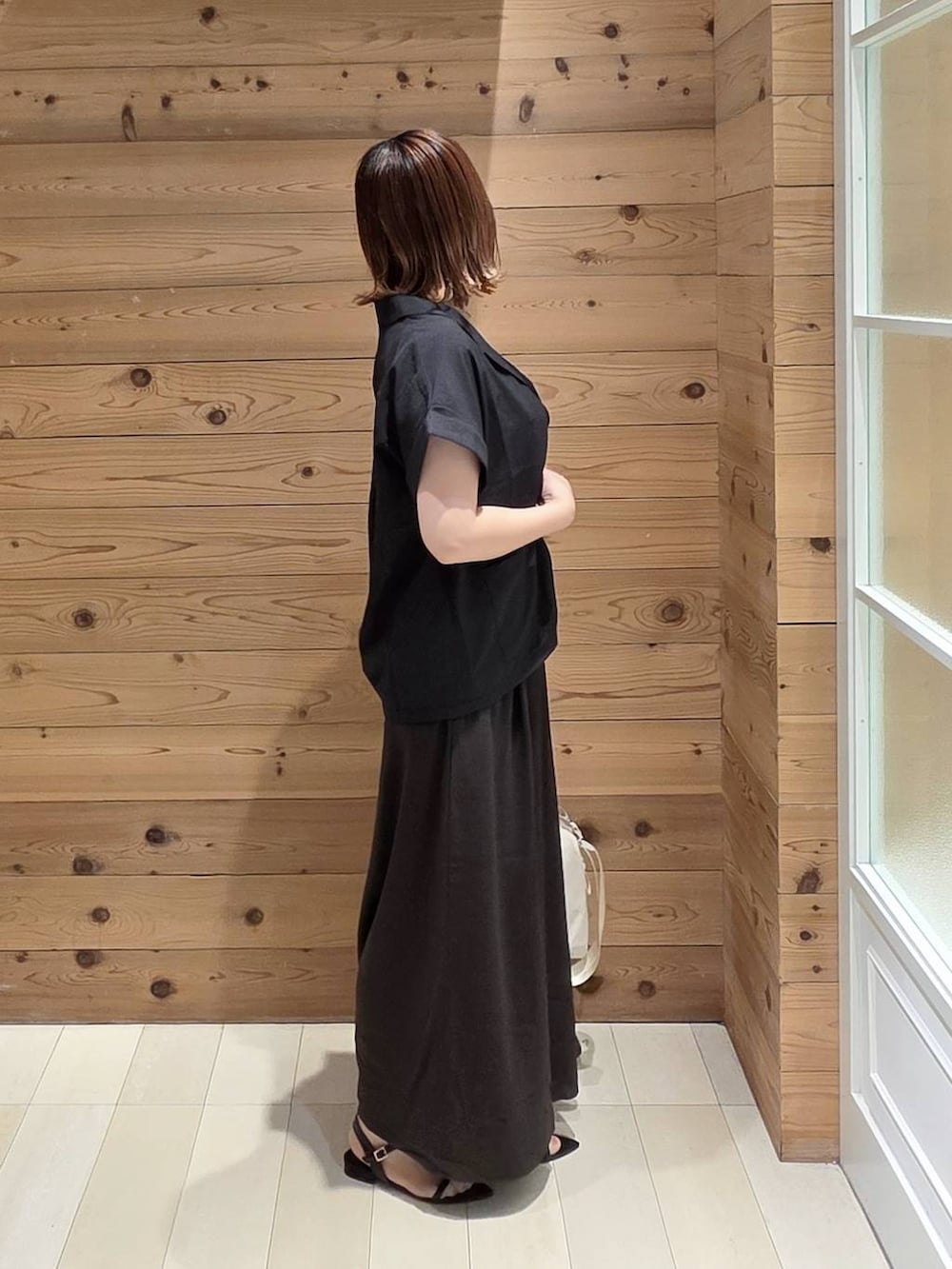 ホワイト系のタンクトップ、グレー系のシャツ/ブラウス、ブラウン系のその他パンツを着用したレディースの夏コーディネートの2枚目の写真