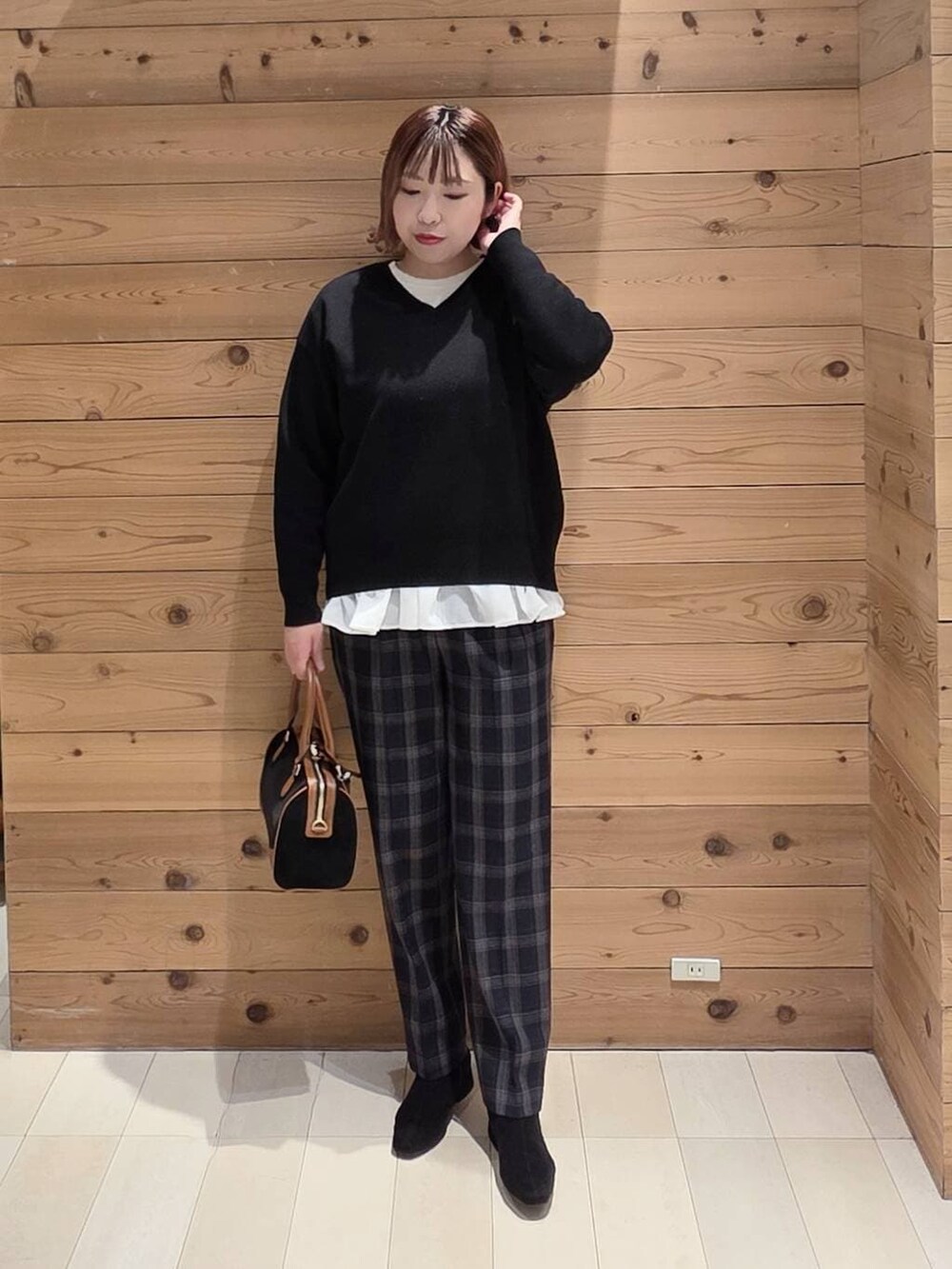 ベージュ系のブルゾン、ブラック系のスウェット、ブルー系のその他パンツを着用したレディースの冬コーディネートの4枚目の写真