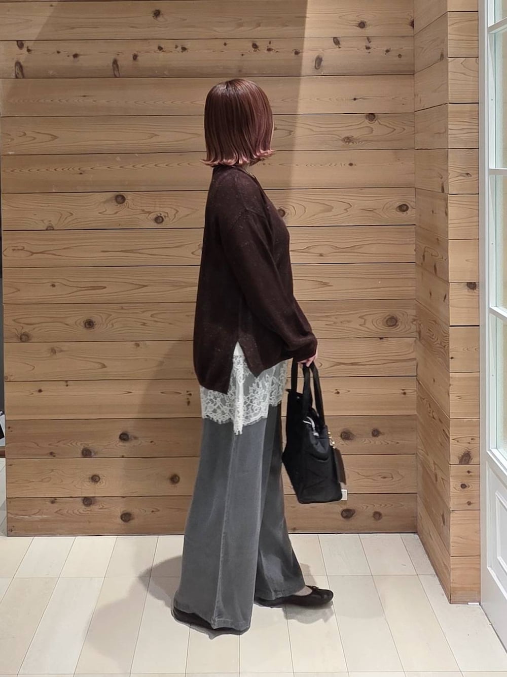 ブラック系のバレエシューズ、ブラック系のトートバッグ、ブラック系のタンクトップを着用したレディースの春コーディネートの2枚目の写真