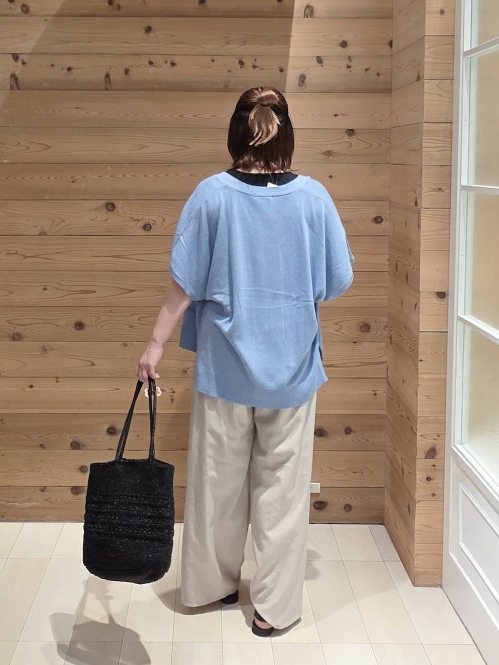 ブルー系のカーディガン/ボレロ、ベージュ系のその他パンツ、ブラック系のタンクトップを着用したレディースの夏コーディネートの3枚目の写真