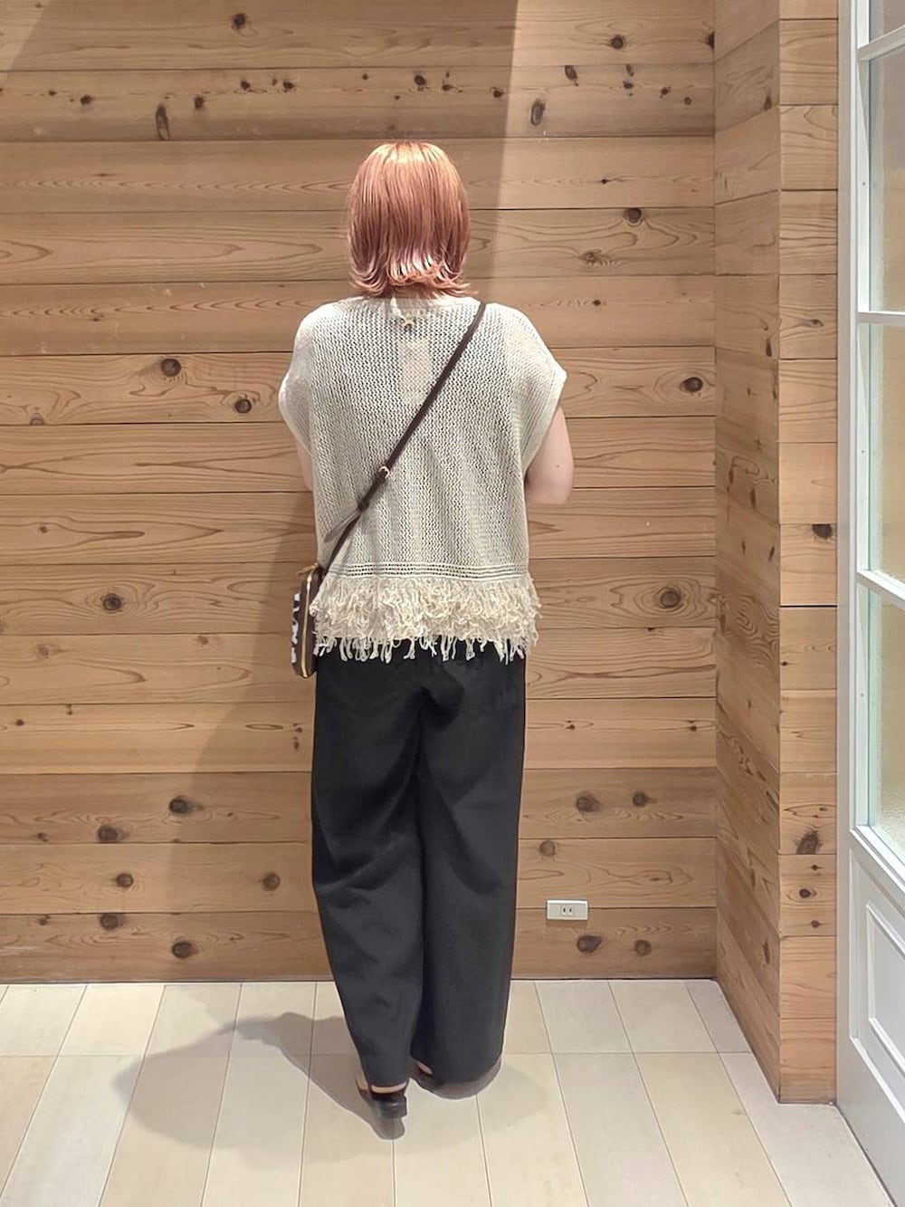 その他のショルダーバッグ、ブラック系のその他パンツ、ブラック系のタンクトップを着用したレディースの夏コーディネートの3枚目の写真