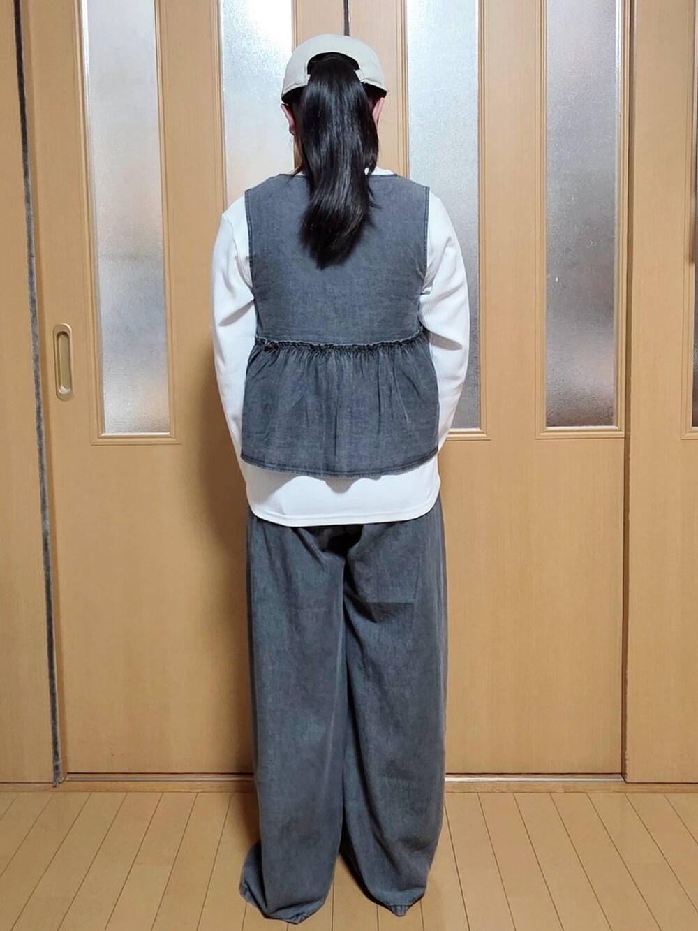 ブラック系のつなぎ/オールインワンを着用したキッズの冬コーディネートの3枚目の写真