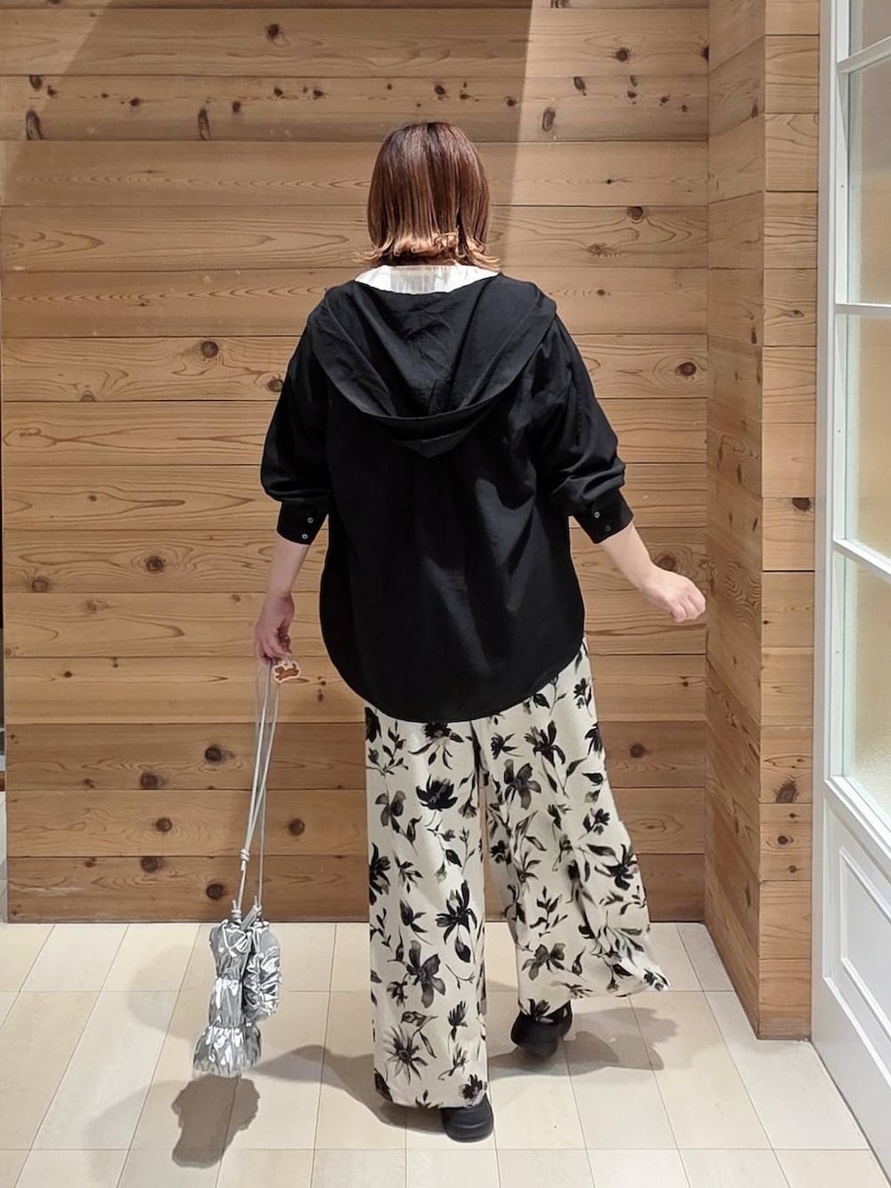 ホワイト系のその他パンツ、ホワイト系のTシャツ/カットソー、ブラック系のTシャツ/カットソーを着用したレディースの夏コーディネートの3枚目の写真