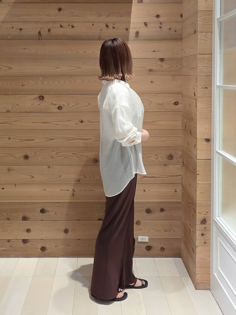 ホワイト系のシャツ/ブラウス、ホワイト系のTシャツ/カットソー、ブラック系のサンダルを着用したレディースの夏コーディネートの2枚目の写真