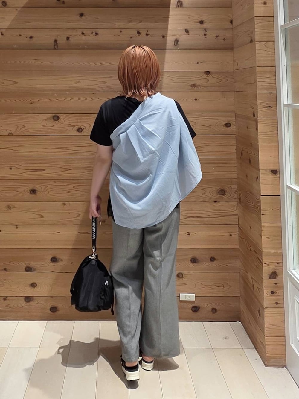 ブルー系のシャツ/ブラウス、グレー系のその他パンツ、ブラック系のサンダルを着用したレディースの夏コーディネートの3枚目の写真