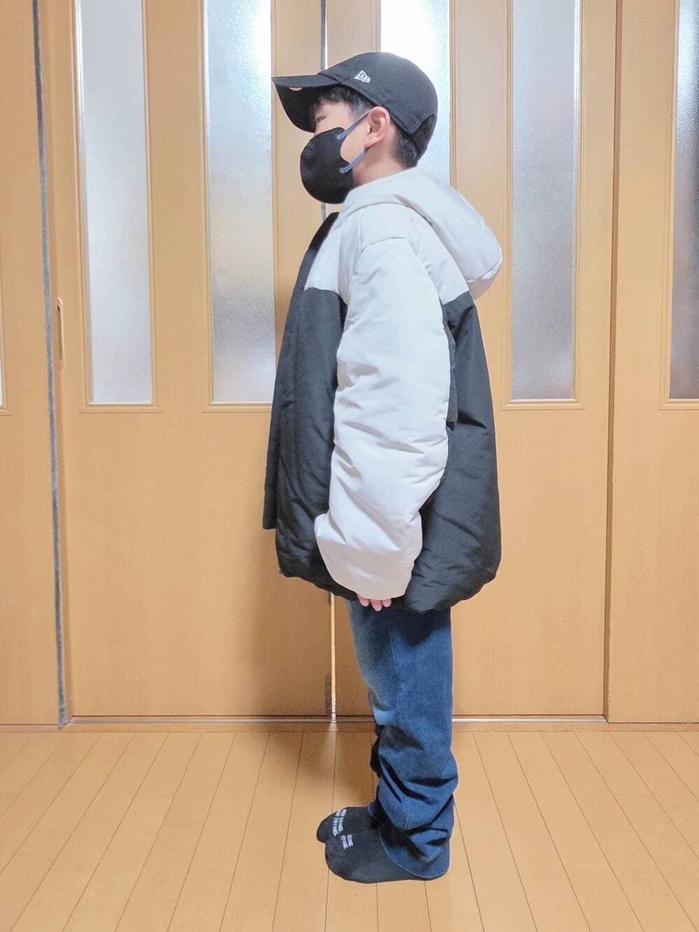 ベージュ系のブルゾン、ブルー系のデニムパンツ、グレー系のスウェットを着用したキッズの秋コーディネートの3枚目の写真