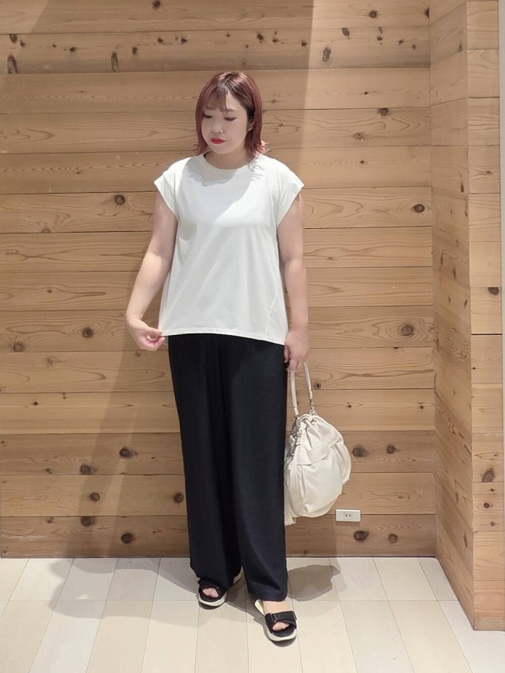 ホワイト系のショルダーバッグ、ブルー系のシャツ/ブラウス、ブラック系のサンダルを着用したレディースの夏コーディネートの4枚目の写真