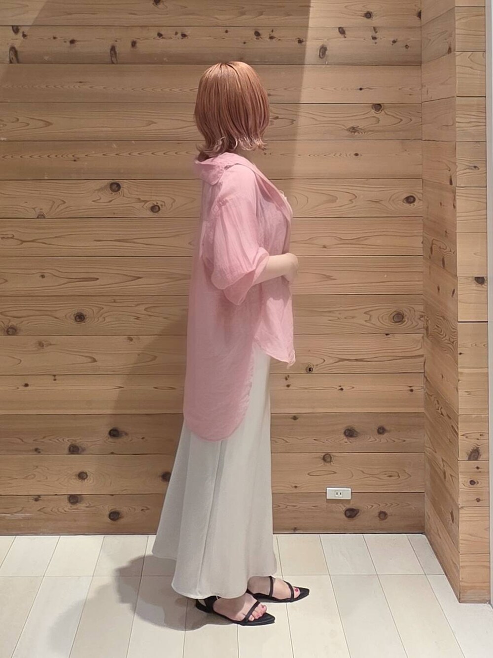 ピンク系のシャツ/ブラウス、グレー系のスカート、ブラック系のタンクトップを着用したレディースの夏コーディネートの2枚目の写真